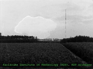 Blick auf den Meteorologischen Messmast der Abteilung Strahlenschutz und Dekontamination/Meteorologischer Dienst (ASD/Met.), von Westen