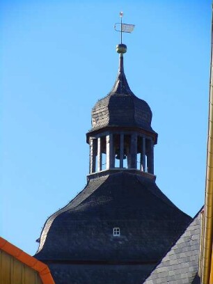 Harzgerode - Turm der Bergkirche : Die Kleinstadt im Unterharz hat sich zum lokalen Wirtschaftsstandort und Touristenziel entwickelt. Der massige Turm der Bergkirche Sankt Marien ist mit Schieferschindeln gedeckt worden. Aufgenommen in Harzgerode am 16. Oktober 2011