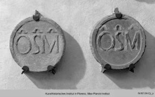Fünf Einsatzsteine mit den Insignien der Compagnia di Orsanmichele