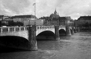 Basel: Mittlere Rheinbrücke von der Rheinpromenade