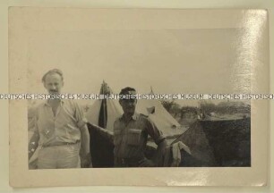 Der Journalist Hermann Pirich vor einem Zeltlager