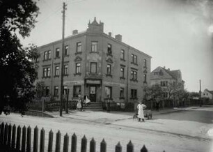 Stenz (Königsbrück-Stenz). Wohnhaus (1901) mit Feinbäckerei und Kaffeeschank. Eckansicht mi posierendem Personal