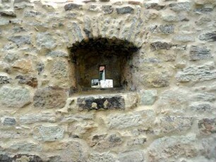 Kirchhof im Nordnordosten-Kirchhofmauer mit Werksteinen im Mauersteinverband sowie Schießkammer in Brusthöhe für Handbüchsen (15 Jh)
