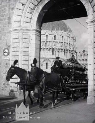 Pisa. Leichenwagen den Domplatz verlassend