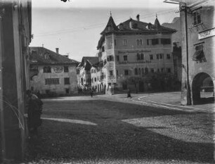 Straße in Kaltern : Blick über eine Straße auf das Hotel Weisses Rössl.