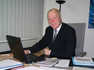 Landrat Rolf Menzel am Laptop
