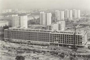 Dresden. Blick vom Rathausturm nach Osten über die Baustelle des Großforschungszentrum "Robotron" zu den Hochhausneubauten an der Grunaer Straße