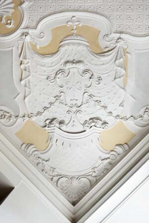 Decke der Kantine — Vier Eckkartuschen mit den Initialen A und A (Albertine Agnes) — Kartusche (Ornament)