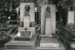 Doppelgrabmal für die Geiger Frantisek Ondricek und Ferdinand Laub : Doppelgrabmal für die Geiger Frantisek Ondricek und Ferdinand Laub. Stein , Bronzeköpfe (ab 1875 und 1922; O. Španiel). Prag-Vyšehrad, Friedhof Vyšehrad
