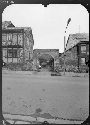 Bleicherode, Hauptstraße 131. Ehem. Kanzlei (um 1721). Straßenfront (Teilansicht) mit Toranlage