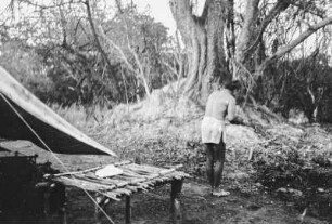Morgentoilette : Expeditionsteilnehmer bei der Morgentoilette im Lager