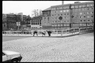 Drei Menschen am Absprerrgitter : Am Weidendamm Ecke Geschwister-Scholl-Straße