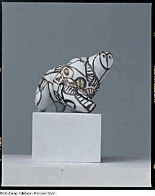 Sphinx. Biskuitporzellan, Eisenoxydmalerei; 70 x 95 x 50 mm (1997; O. Stoy)