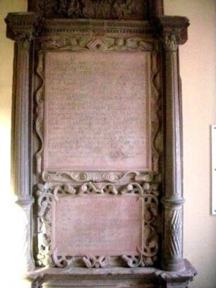 Stadtkirche-Kirchturm (Erdgeschoß)-Obernburger Epitaph Jahr 1552 mit ornamentierter Textkartusche
