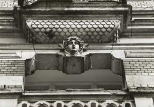 Dresden-Neustadt, Königsbrücker Straße 60. Wohnhaus mit Läden (um 1900). Fassadendetail (3. Obergeschoß)