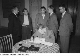 Dimiter Popoff während eines Eintrages in das Gästebuch, Wassil Baeff (rechts) und Raitscho Kirkoff (3.v.l.)