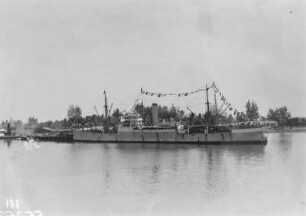 Schiff im Hafen : Blick auf ein Dampfschiff im Hafen von Kapstadt