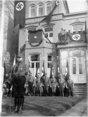 SA-Männer vor dem "Josef Klant Haus"