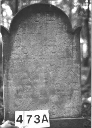 Grabstein 473 (Index: 99900957) Material: Sandstein Zustand: stark verwittert Maße HxBxT: 112x65x40 cm Beschreibung: aufgesockelte Stele mit eingezogenem Rundbogenabschluss, hörnerartige Eckakroterien: Grabstein 473A