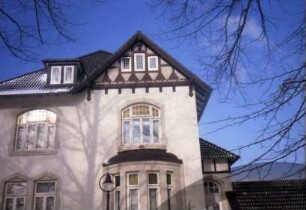 Kirchberg 6: Stadtvilla: Straßenfront: Teilansicht: im Erdgeschoss halbrunder Standerker, an Dach Zwerchgiebel mit Fachwerk: rechts Eingangsanbau: Schnee
