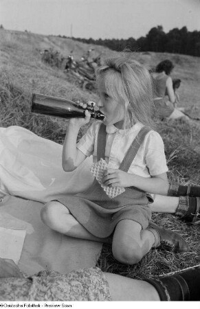 Mädchen, aus einer Flasche trinkend