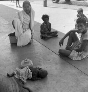 Familie, auf der Straße sitzend : Kalkutta (Indien). Familie, auf der Straße sitzend
