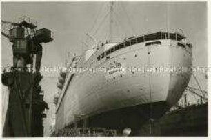Das KDF-Schiff "Robert Ley" auf dem Trockendock im Hamburger Hafen