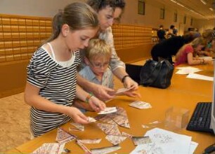 Kinder bei der "Bibliotheksrallye für Kinder" (Kinder lernen die Bibliothek spielerisch auf einer Rallye kennen. Die Maya-Zahlen weisen den Weg) im Serviceraum der Deutschen Fotothek