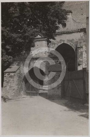 Kirchhofstor und evangelische Kirche in Mollwitz