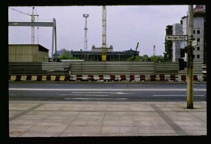 Blick vom Marx-Engels-Platz, Ecke Breite Straße über Bauszaun zum Lustgarten mit dem Alten Museum, rechts der Rohbau des Palast der Republik