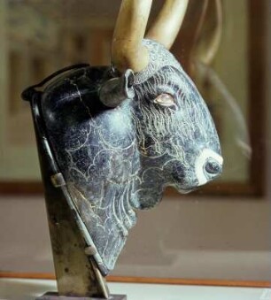 Stierkopfrhyton aus Knossos : Iraklion. Archäologisches Museum. Stier-Rhyton. Knossos, Kleiner Palast. Haupt allein 20,6 cm, 1450-1400 v. Chr. Trankopfergefäß aus Steatit