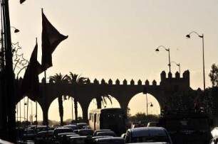 Verkehrsstau in Rabat : Rabat ist die Hauptstadt des Königreiches Marokko. Verkehrsstau am Nachmittag am Tor Bab er-Rouah, aufgenommen am 05.11.2008