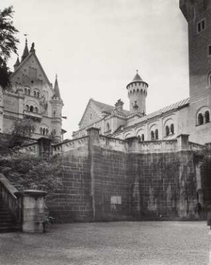 Schwangau, Schloss Neuschwanstein. Ansicht vom Vorhof aus
