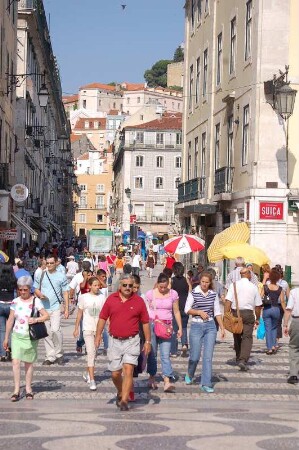 Passanten am zentralen Rossio-Platz, Lissabon