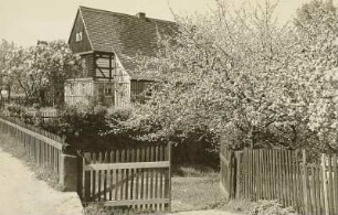 Pirna-Liebethal. Gehöft mit blühenden Apfelbäumen