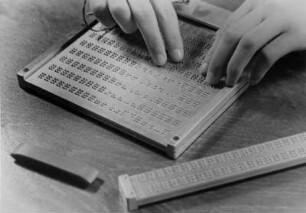 Hamurg. Blindenschule Lerchenfeld. Hier lernen blinde Schüler den Umgang mit der Blindenschrift, der Braileschrift