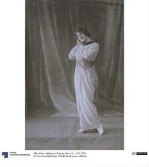 Frau in Kleid von Paquin