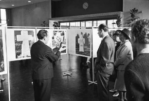 Fotowanderausstellung "Friedhof und Denkmal" in der Gartenhalle.