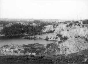 Zittauer Becken, Braunkohlentagebau Olbersdorf. Zustand nach Stilllegung (Beginn des Absaufens). Im Mittelgrund die ehemalige schräge Förderrampe