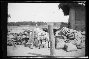 zwischen Schaulen (=Šiauliai, Litauen) und Tilsit (=Sowetsk, Oblast Kaliningrad, Russland): Material (Waffen, Munitionskisten (?), Säcke) am Straßenrand ("Beute an der Großen Straße Schaulen-Tilsit. April-Juni 1915")
