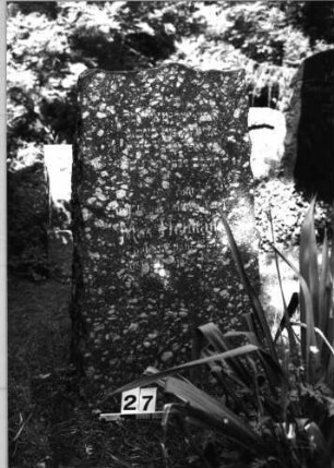 Grabstein 27 (Index: 100085368) Maße HxBxT: 120x55x30 cm Beschreibung: Stele, rechteckig: Grabstein 27