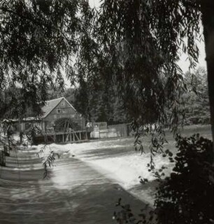 Wassermühle mit unterschlächtigem Wasserrad, Blick quer zu einer Staustufe über die Spree : Spreewald. Wassermühle mit unterschlächtigem Wasserrad, Blick quer zu einer Staustufe über die Spree