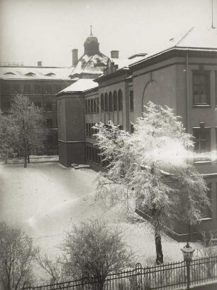 Leutzsch, 57. Schule : Leipzig-Leutzsch. 57. Schule, Georg-Schwarz-Straße 113. Teilansicht mit Schulhof, Winteraufnahme