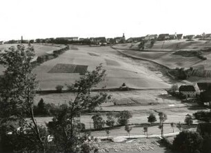 Sankt Katharinaberg (Hora Svaté Kateřiny). Ortsansicht mit Franz-Josephs-Warte und Kirche. Blick vom Gegenhang des Schweinitzbachtales von Nordosten