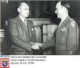 Newman, James R., Dr. (* 1901) / Porträt, Gruppenaufnahme, 1.v.l. / Ehrung der Arbeit Newmans als Direktor der OMGH durch Major General George P. Hays (1.v.r.) am 31. Oktober 1947