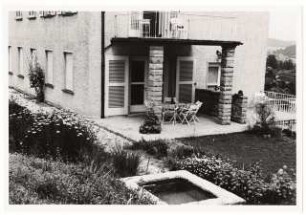 Garten Schindhelm, Kahla: Wohnhaus mit Terrasse und Wasserbecken