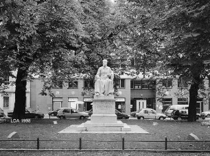 Robert-Koch-Platz mit Robert-Koch-Denkmal und Emil-Fischer-Denkmal; Berlin, Mitte