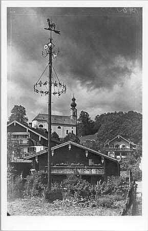 Ortsteilansicht mit Pfarrkirche St. Georg, im Vordergrund Maibaum