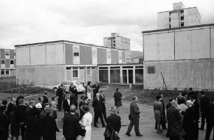Freiburg: Studentensiedlung, Einweihungsfeier; Rundgang der Ehrengäste zum Gästehaus