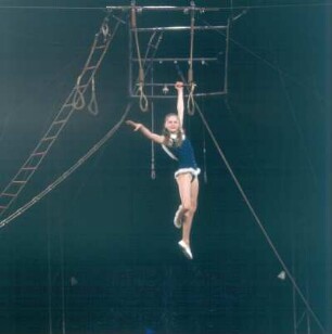 Zirkus Krone. Kleine Trapezkünstlerin